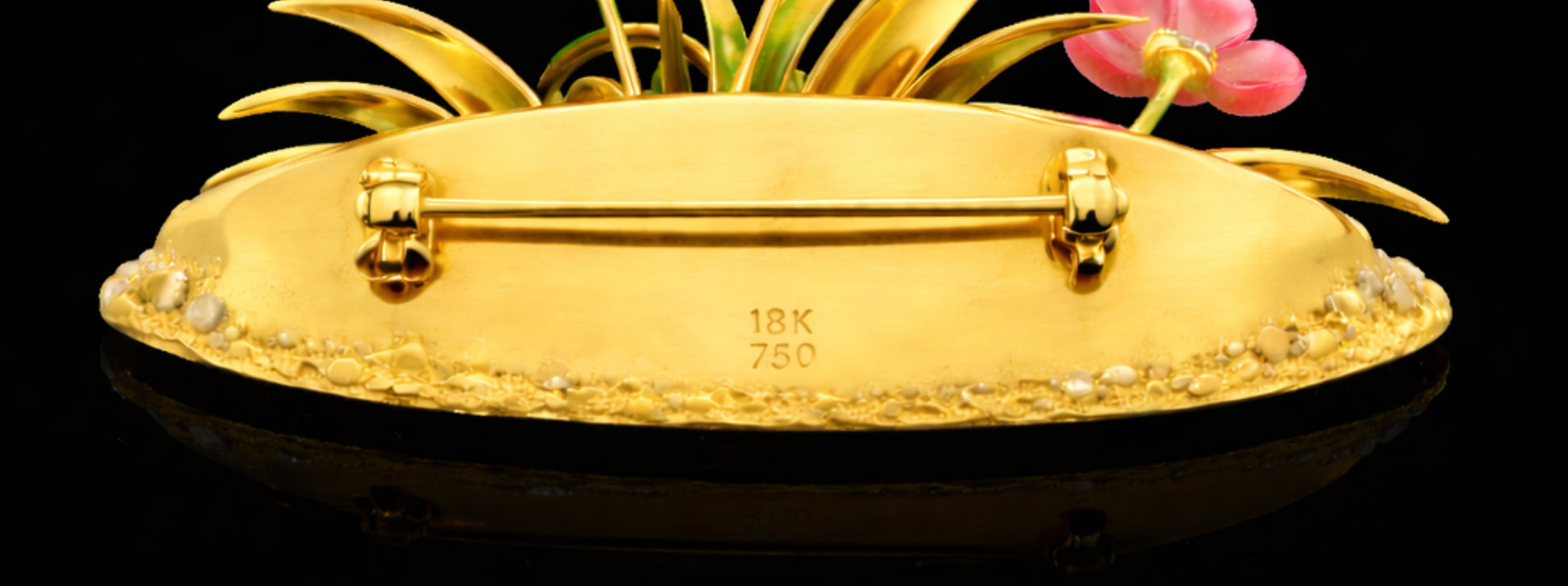 Handcrafted 18K yellow gold brooch pin mechanism detail with polished finish and hallmark on the reverse of the Blooming Harmony brooch.