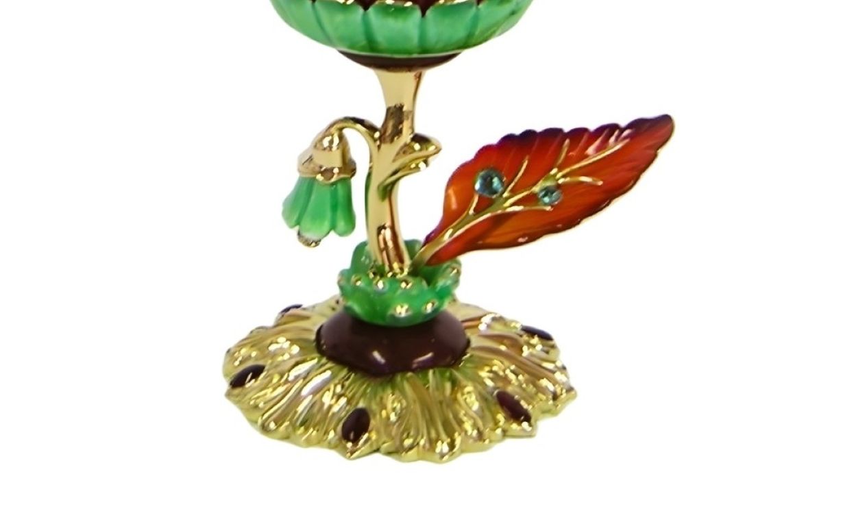 Royal Bouquet 18K gold goblet base set with red carnelians and polished gold ornamentation beneath carved agate cup