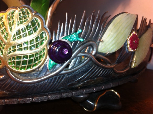 Close-up of a hand-carved snail detail in the “Summer Pond” sculptural centerpiece, crafted with meticulous attention to natural texture and scale.